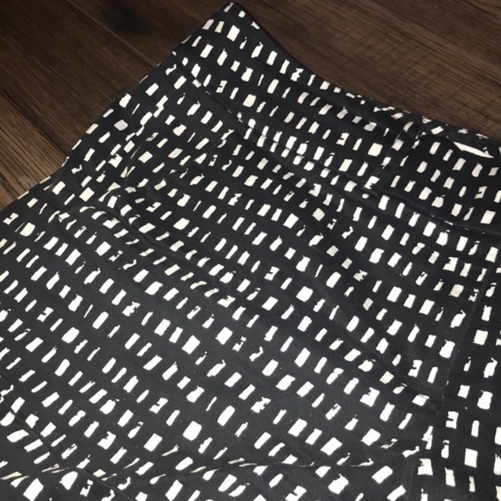 New York & Company Black and White Patterned Women’s Shorts - Picture 4 of 11